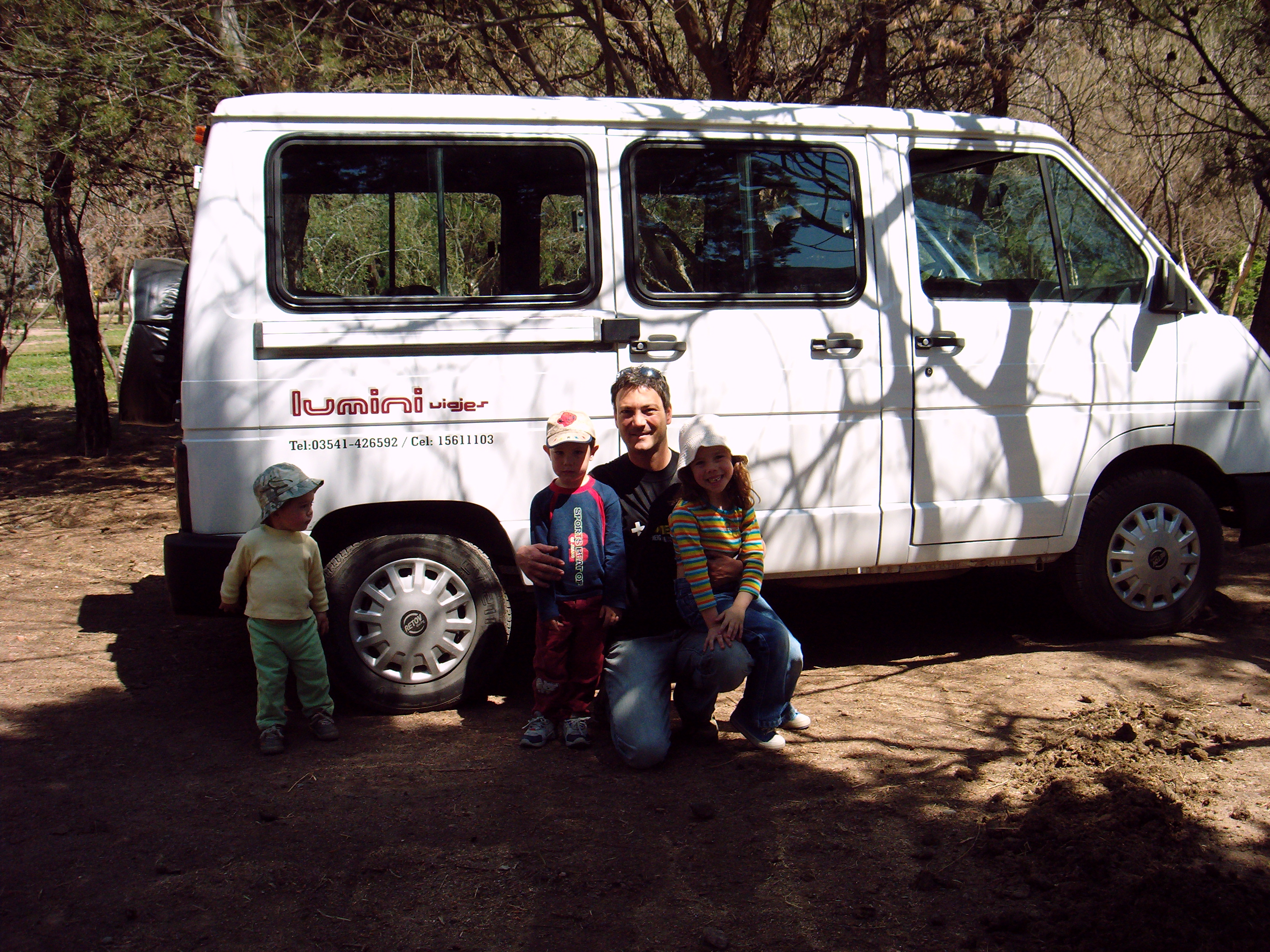 El equipo de Lumini junto a su vehículo durante un viaje por las sierras